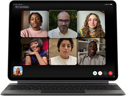 Fekete Magic Keyboardhoz csatlakoztatott fekete iPad Air, a kijelzőn csoportos FaceTime-hívás