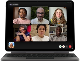 Fekete Magic Keyboardhoz csatlakoztatott fekete iPad Air, a kijelzőn csoportos FaceTime-hívás