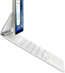 Fehér Magic Keyboardhoz csatlakoztatott csillagfényszínű iPad Air oldalnézetből