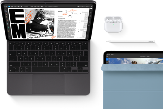 Asztrofekete iPad Pro szemből, Magic Keyboardhoz csatlakoztatva nyitott helyzetben, lekerekített sarkokkal, fekete kijelzőkerettel, a kijelzőn cikkszerkesztő alkalmazás jelenik meg szöveggel és egy zenét játszó nőről készült fotóval. Airpods 4 nyitott tokban. iPad Pro kék Smart Folio kijelzővédővel, valamint a tetején Apple Pencil Próval, a kijelzővédő részlegesen fel van nyitva, mutatva a kijelzőt