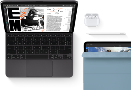 Asztrofekete iPad Pro szemből, Magic Keyboardhoz csatlakoztatva nyitott helyzetben, lekerekített sarkokkal, fekete kijelzőkerettel, a kijelzőn cikkszerkesztő alkalmazás jelenik meg szöveggel és egy zenét játszó nőről készült fotóval. Airpods 4 nyitott tokban. iPad Pro kék Smart Folio kijelzővédővel, valamint a tetején Apple Pencil Próval, a kijelzővédő részlegesen fel van nyitva, mutatva a kijelzőt