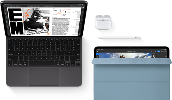 Asztrofekete iPad Pro szemből, Magic Keyboardhoz csatlakoztatva nyitott helyzetben, lekerekített sarkokkal, fekete kijelzőkerettel, a kijelzőn cikkszerkesztő alkalmazás jelenik meg szöveggel és egy zenét játszó nőről készült fotóval. Airpods 4 nyitott tokban. iPad Pro kék Smart Folio kijelzővédővel, valamint a tetején Apple Pencil Próval, a kijelzővédő részlegesen fel van nyitva, mutatva a kijelzőt