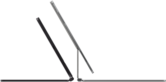 Két iPad Pro készülék Magic Keyboardhoz csatlakoztatva, oldalnézetből, vékony profillal, egy asztrofekete változat hangszórókkal és USB-C porttal, félig nyitott helyzetben megdöntve, valamint egy ezüstszínű változat, nyitott helyzetben hátradöntve, így megfigyelhető a billentyűzet konzolos lebegő dizájnja, valamint a hangszórók és a mikrofon