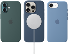 Különböző Magsafe kiegészítők. MagSafe-rögzítésű iPhone 16-szilikontok tózöld színben, MagSafe-rögzítésű iPhone 16 Pro-szilikontok denim színben, fehér MagSafe töltőhöz csatlakoztatva, iPhone 16e-szilikontok télkék színben