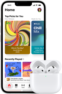 iPhone 17e elölnézetből, amelyen az Apple Music app Főképernyője van megnyitva, mellette egy nyitott MagSafe töltőtokban AirPods 4