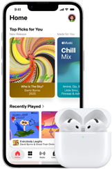 iPhone 17e elölnézetből, amelyen az Apple Music app Főképernyője van megnyitva, mellette egy nyitott MagSafe töltőtokban AirPods 4