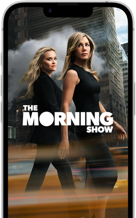 Egy iPhone 17e kijelzőjén az Apple TV The Morning Show című sorozata jelenik meg