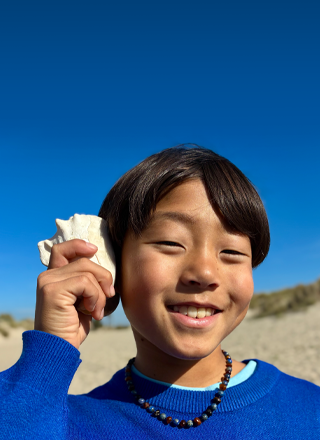 A 48 MP Fusion kamerával készült kép, a továbbfejlesztett portréfunkció működés közben, a kamera egy ember arcára fókuszál