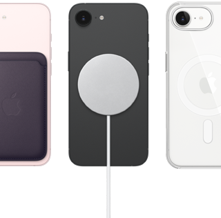 Halvány rózsaszín iPhone 17e hátulnézetből, rajta MagSafe-rögzítésű FineWoven-szövettárca, fekete iPhone 17e hátulnézetből, rajta MagSafe töltő, fehér iPhone 17e hátulnézetből, rajta MagSafe-rögzítésű átlátszó tok