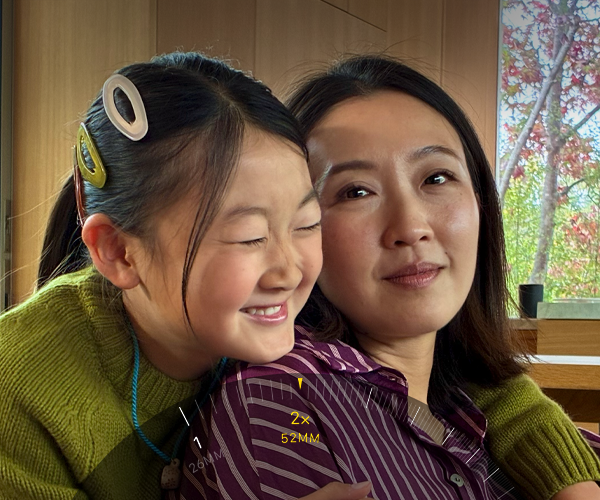 A kétszeres telefotó használatával két ölelkező emberre közelítenek rá