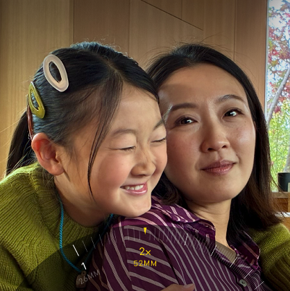 A kétszeres telefotó használatával két ölelkező emberre közelítenek rá