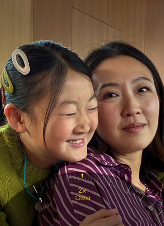 A kétszeres telefotó használatával két ölelkező emberre közelítenek rá