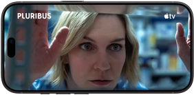  Fekvő tájolású iPhone 18 Pro, kijelzőjén egy ablakon keresztül néző nőről készült közeli felvétellel. A sorozat címe: Pluribus
