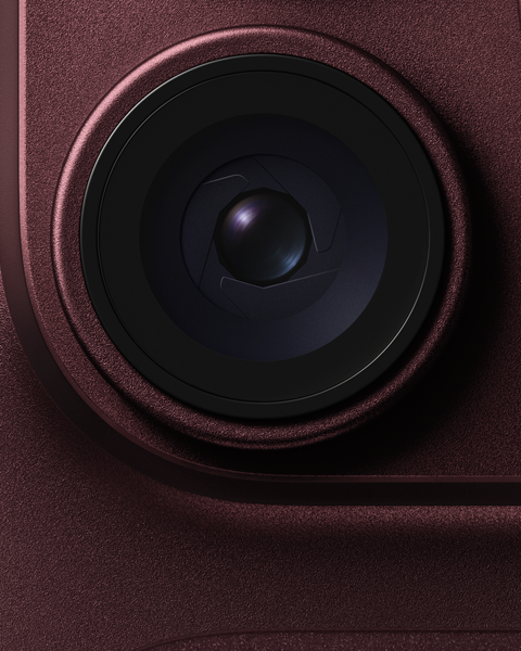 A fő kamera állítható fényrekesze egy burgundi színű iPhone 18 Prón