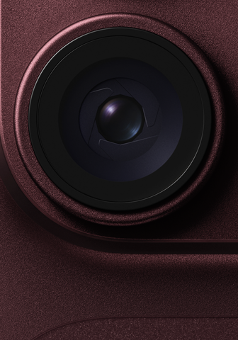 A fő kamera állítható fényrekesze egy burgundi színű iPhone 18 Prón