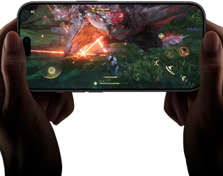 iPhone 18 Pro elölnézetből, kijelzőjén az A20 Pro chip teljesítményét bemutató videó a Monster Hunter Outlanders játék egyik jelenetével