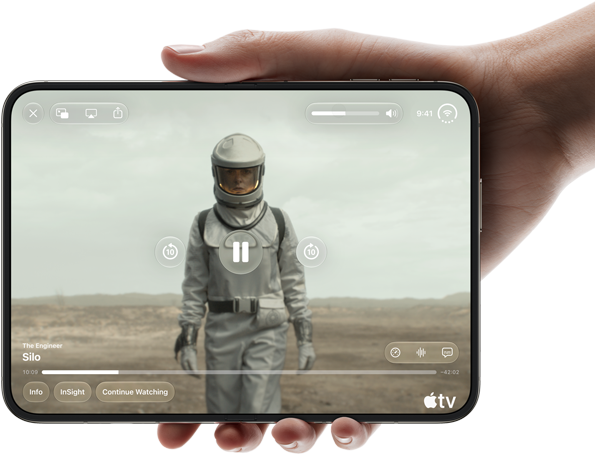 Vízszintes tájolású, teljesen kinyitott iPhone Duo egy kézben tartva, belső kijelzőjén „A siló” című Apple TV-sorozat.