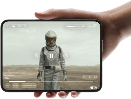 Vízszintes tájolású, teljesen kinyitott iPhone Duo egy kézben tartva, belső kijelzőjén „A siló” című Apple TV-sorozat.