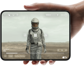 Vízszintes tájolású, teljesen kinyitott iPhone Duo egy kézben tartva, belső kijelzőjén „A siló” című Apple TV-sorozat.