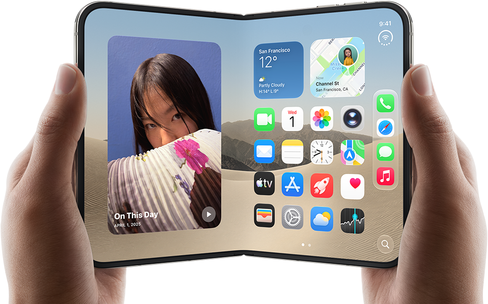 Két kézben tartott, fekvő tájolású, kinyitott [L8] színű iPhone [V68], a kijelző bal oldalán fotók, a jobb oldalán alkalmazások