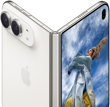 iPhone Duo könyvszerűen félig kinyitva, középen a zsanérmechanizmus, bal oldalon a hátlap az Apple-logóval és a kettős kamerával, jobb oldalon a külső kijelző egy szőke hajú ember portréfotójával.