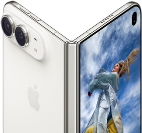 iPhone Duo könyvszerűen félig kinyitva, középen a zsanérmechanizmus, bal oldalon a hátlap az Apple-logóval és a kettős kamerával, jobb oldalon a külső kijelző egy szőke hajú ember portréfotójával.
