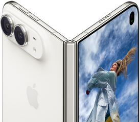 iPhone Duo könyvszerűen félig kinyitva, középen a zsanérmechanizmus, bal oldalon a hátlap az Apple-logóval és a kettős kamerával, jobb oldalon a külső kijelző egy szőke hajú ember portréfotójával.