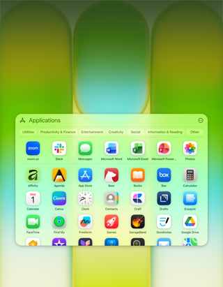 Egy MacBook Neo kijelzőjén az Alkalmazásokat mutató ablak a következő appokkal: Microsoft PowerPoint, Word, Excel és OneNote, Google Chrome, Google Drive, FaceTime, Üzenetek, Fotók, Jegyzetek, Canva, WhatsApp, Zoom, Essayist, Craft, Affinity, Box és Todoist