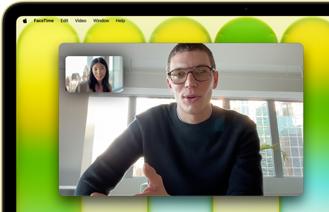 MacBook Neo citrusszínben, a kijelzőn egy videohívás, a Rivaldafény funkció a kép közepén tartja a felhasználót