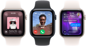 Három Apple Watch SE 3 egymás mellett, az egyiken az Apple Music app jelenik meg, egy másikon egy bejövő telefonhívás, a harmadikon pedig egy iMessage-üzenetváltás