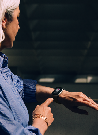 Valaki hipertóniával kapcsolatos értesítést olvas az Apple Watch Series 11-en