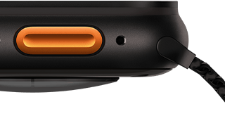 Apple Watch Ultra 3, fekete titántok, domború érzékelő a hátlapon, bal oldali nézet, Művelet gomb, sziréna