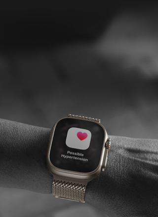 Valaki Apple Watch Ultra 3-at visel a csuklóján, a kijelzőn hipertóniával kapcsolatos értesítés