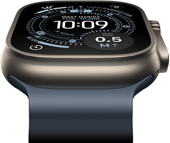 Előre megdöntött Apple Watch Ultra 3 natúr színű titántokkal, iránytű a Tájékozódás számlapon, acélkék Óceán szíj