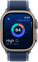 Apple Watch Ultra 3 natúr színű titántokkal, a kijelzőn az alvási pontszám, az adatok részletezése kördiagramon, a pontszám középen, szíj, kék Terep pánt