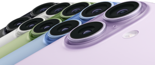 iPhone 17 készülékek hátulnézetből, a Fusion duplakamera-rendszerrel. Az öt színváltozat egymással átfedésben: fekete, fehér, zsályazöld, párakék és levendula.
