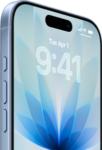 iPhone 17 elölnézetből, párakék színben, középen a Dynamic Islanddel, az oldalán Művelet gombbal és hangerőgombokkal