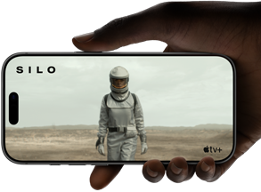 Egy kéz egy iPhone 17 Prót tart, [NDA], vízszintes tájolású videó lejátszása a teljes előlapot kitöltő kijelzőn, szemléltetve az üzemidőt