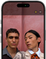 iPhone 17 Pro elölnézetből, kijelzőjén a fotókhoz használt Rivaldafény funkció működése figyelhető meg csoportszelfi készítése közben. A szelfizők arca körül kiemelőkeret jelenik meg.