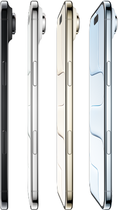 iPhone Air készülékek oldalnézetből, mind a négy bevonattal: égkék, világos arany, felhőfehér és asztrofekete. A készülékek nagyon vékony profilúak, Fusion kamerarendszerrel rendelkeznek, oldalukon pedig oldalsó gomb és Kameravezérlő található.