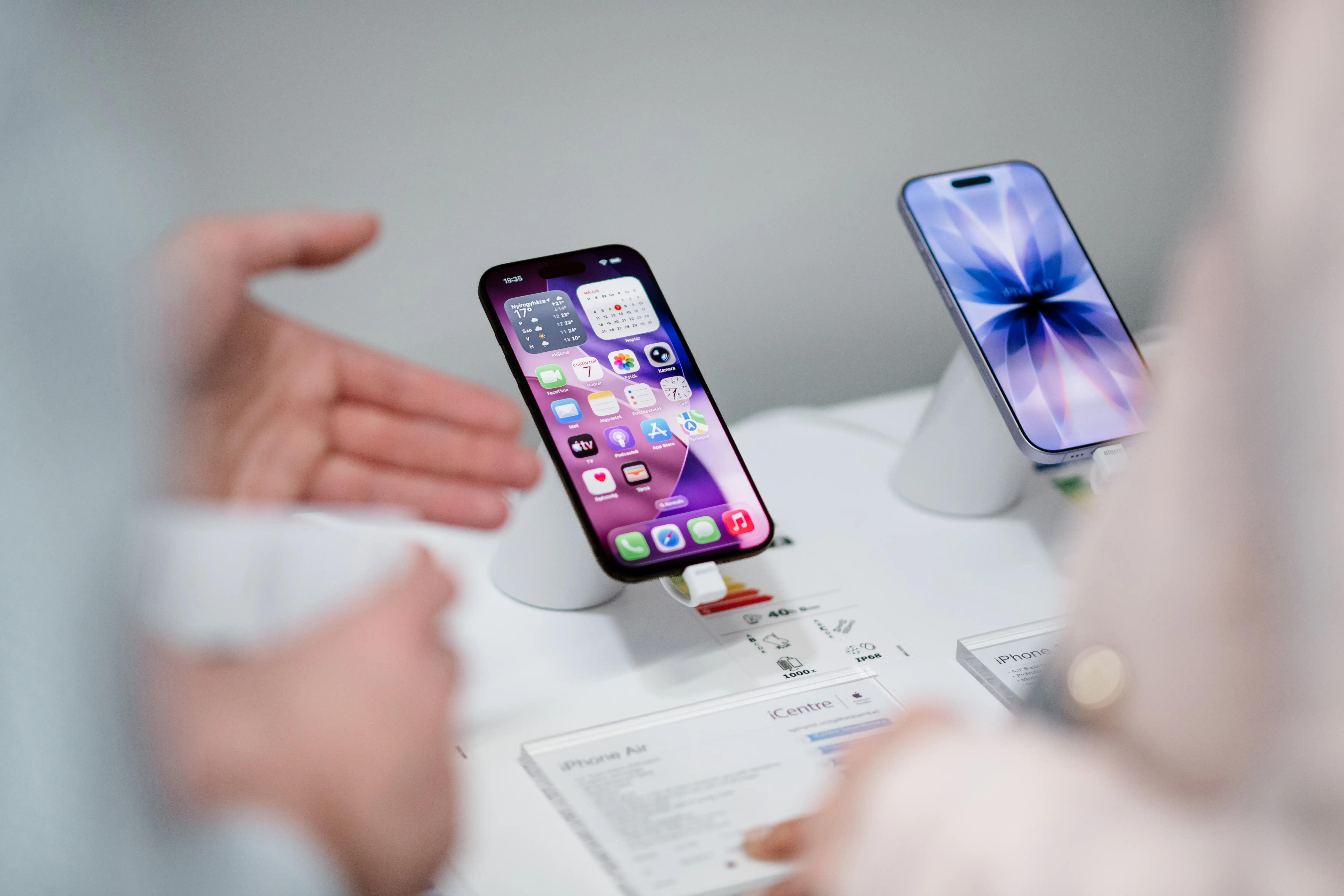 Megnyitó este – iMac és Studio Display a bemutatóasztalon