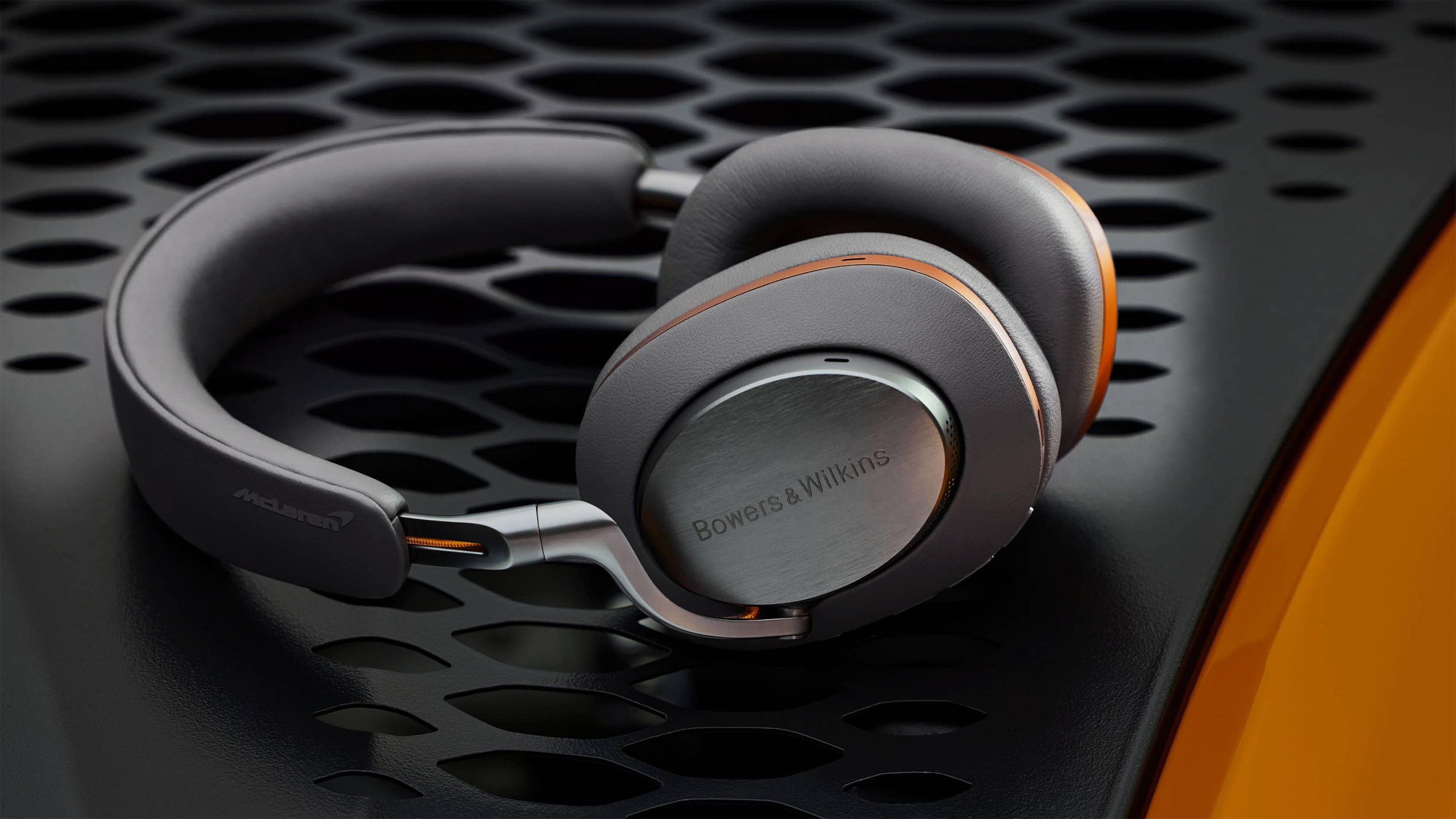 Bowers & Wilkins PX8 csúcs kategóriás vezeték nélküli fejhallgató