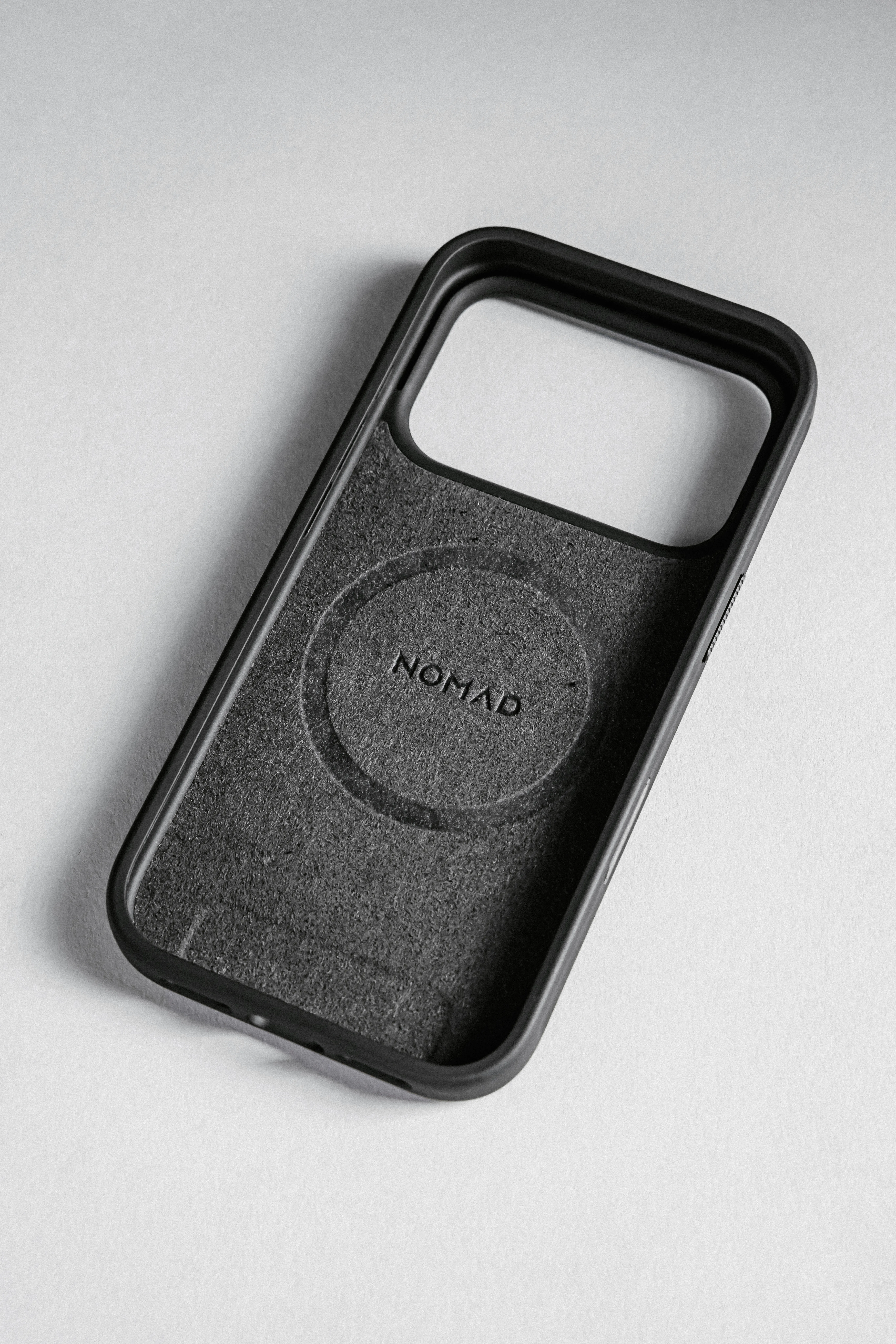 NOMAD iPhone 17 Pro Max MagSafe bőrtok - fekete