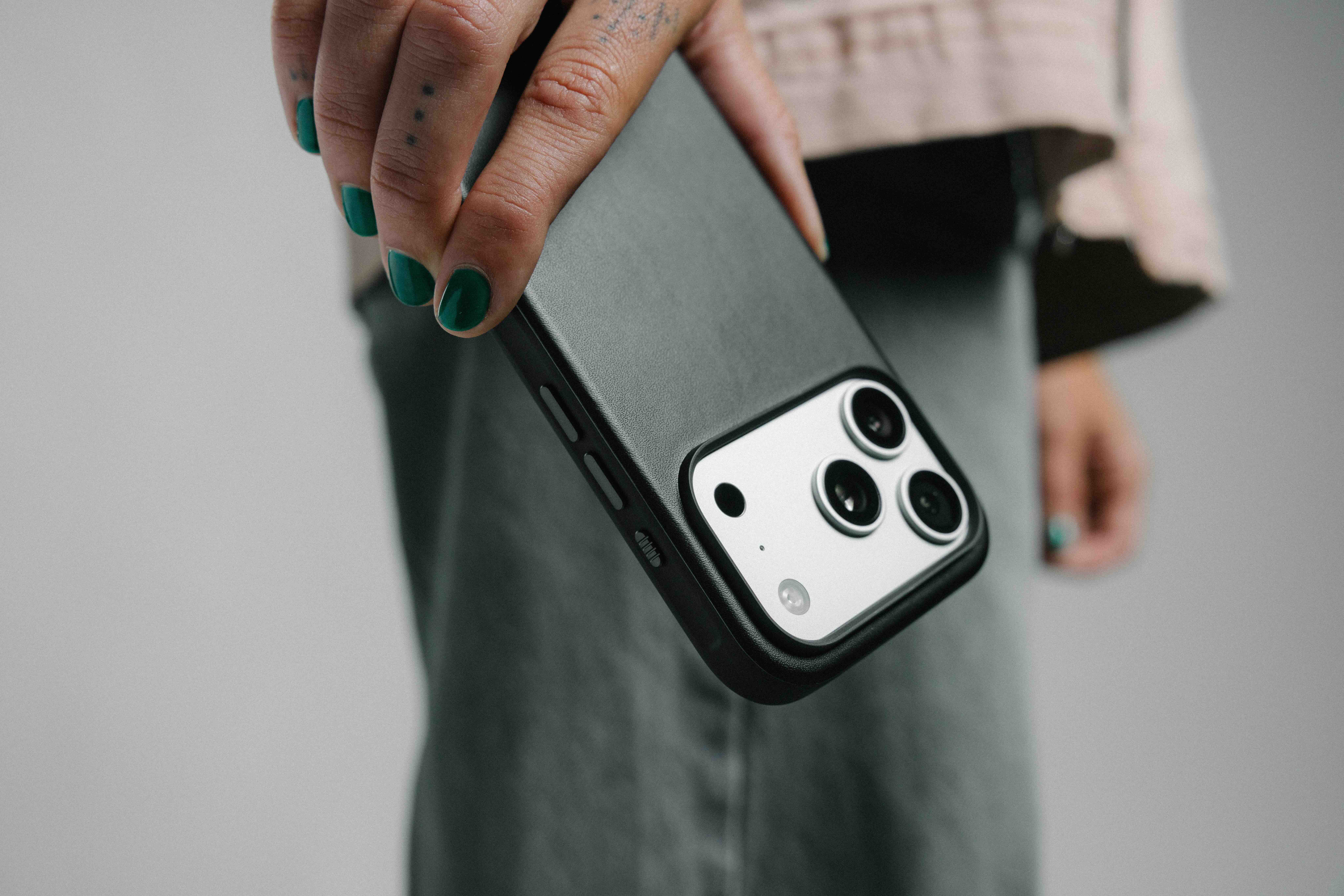 NOMAD iPhone 17 Pro MagSafe bőrtok - barna