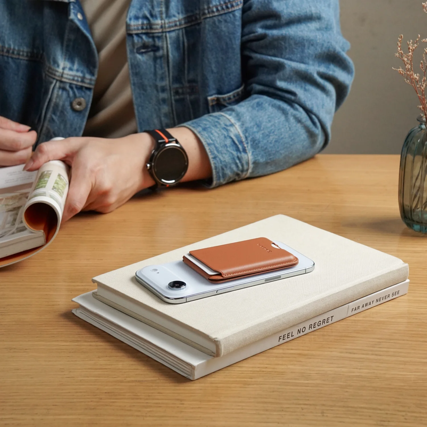 ADAM elements MAG CH1 MagSafe-kompatibilis kártyatartó állvánnyal - barna