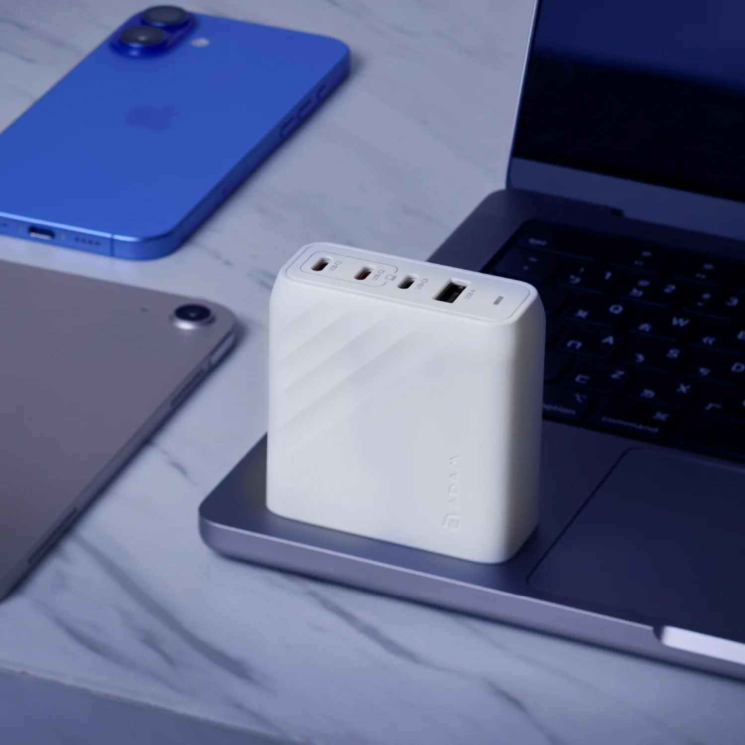 ADAM elements P100 GaN 100W 4 portos töltőkészlet / utazó adapter - fehér