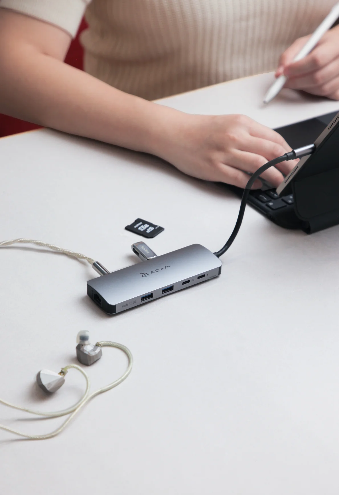 ADAM elements Hub SE10 USB-C 10-in-1 multifunkciós hub - szürke