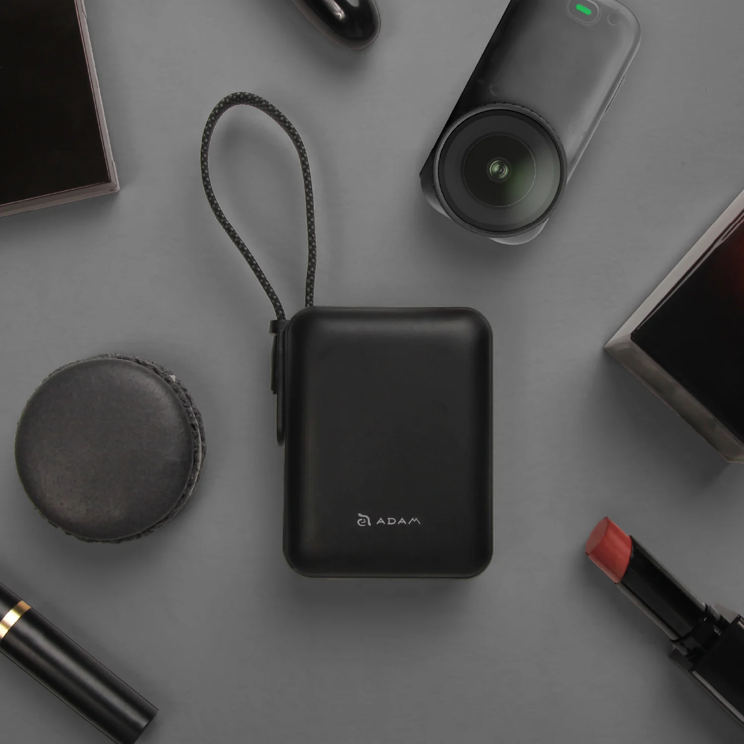 ADAM elements VIONTA Q 10 000 mAh kompakt powerbank beépített kábellel - fekete