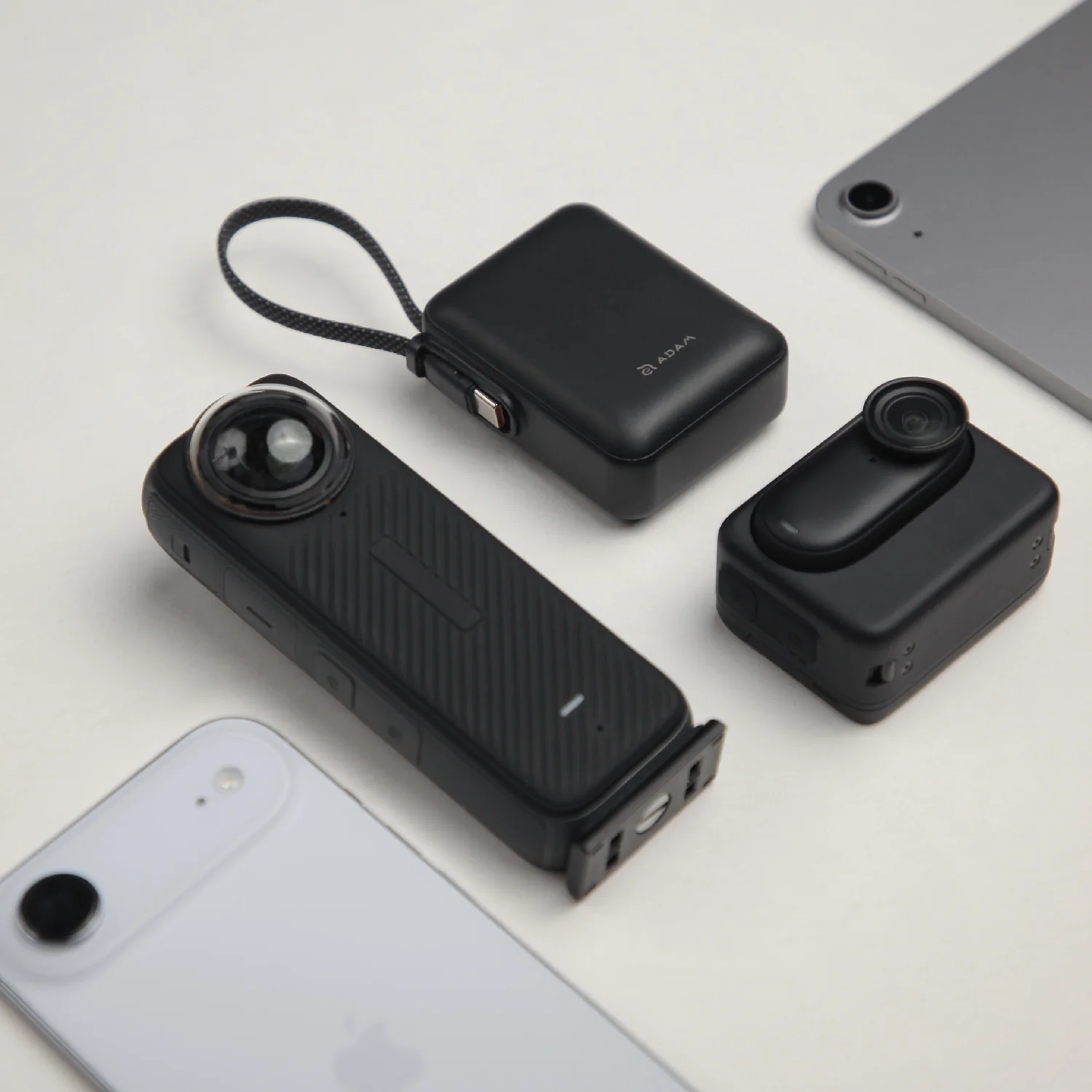 ADAM elements VIONTA Q 10 000 mAh kompakt powerbank beépített kábellel - fekete
