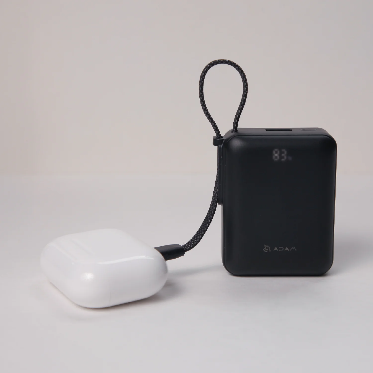 ADAM elements VIONTA Q 10 000 mAh kompakt powerbank beépített kábellel - fekete
